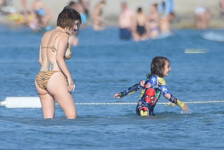 Hazal Kaya çocuklarıyla tatilde