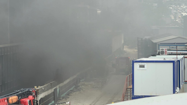 Ataşehir’de inşaatta yangın D-100 Karayolu’nda yoğun trafik oluştu