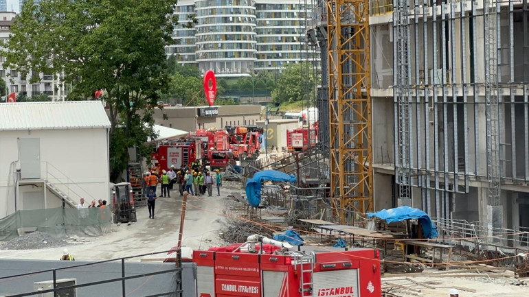 Ataşehir’de inşaatta yangın D-100 Karayolu’nda yoğun trafik oluştu