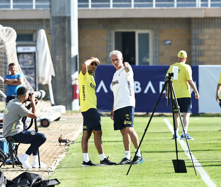 Fenerbahçede Mourinhonun elindeki dosya dikkat çekti Oyuncu isimleri ve taktik diziliş...