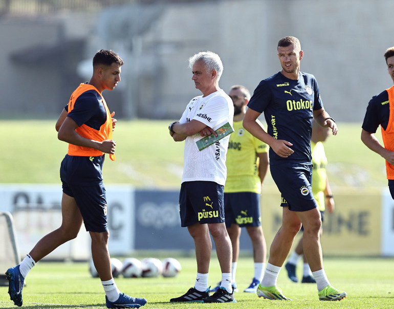 Fenerbahçede Mourinhonun elindeki dosya dikkat çekti Oyuncu isimleri ve taktik diziliş...