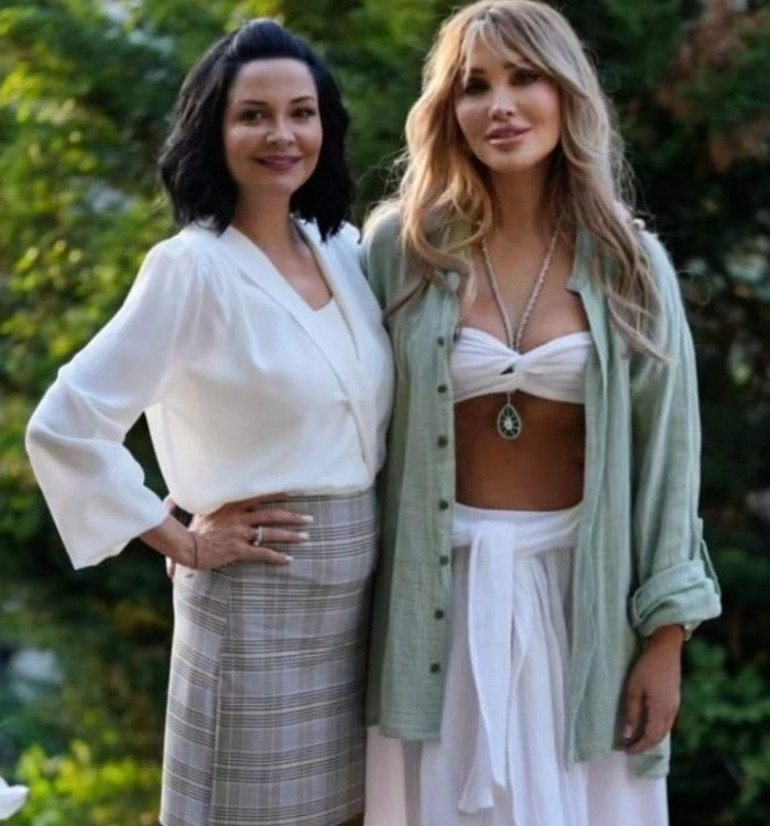 Ünlü türkücü iki ayrı evde yaşıyor Mardinde tarih kokan konak...