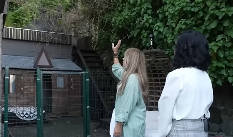 Ünlü türkücü iki ayrı evde yaşıyor Mardinde tarih kokan konak...