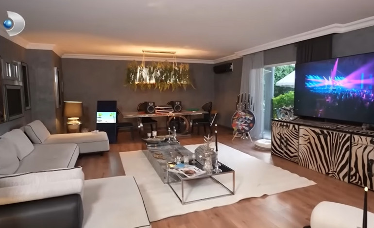 Ünlü türkücü iki ayrı evde yaşıyor Mardinde tarih kokan konak...