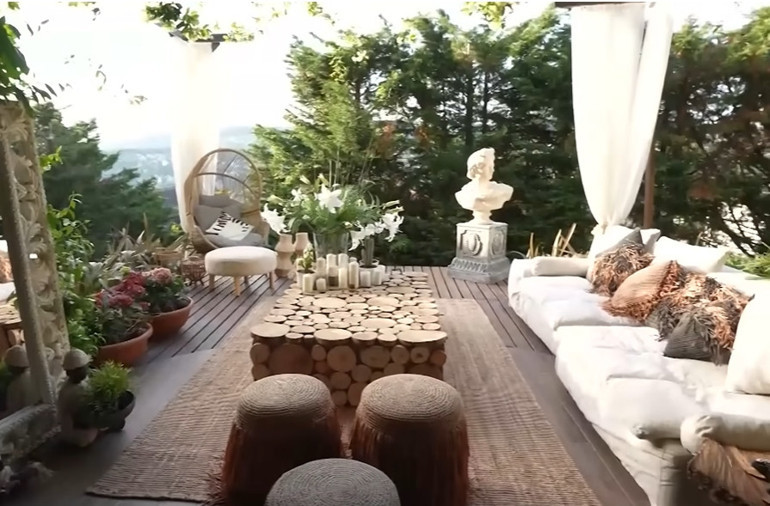 Ünlü türkücü iki ayrı evde yaşıyor Mardinde tarih kokan konak...