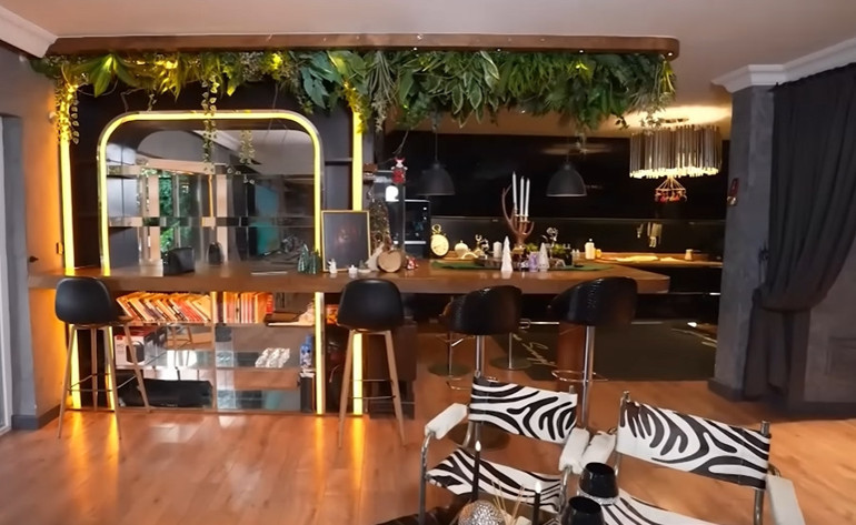 Ünlü türkücü iki ayrı evde yaşıyor Mardinde tarih kokan konak...