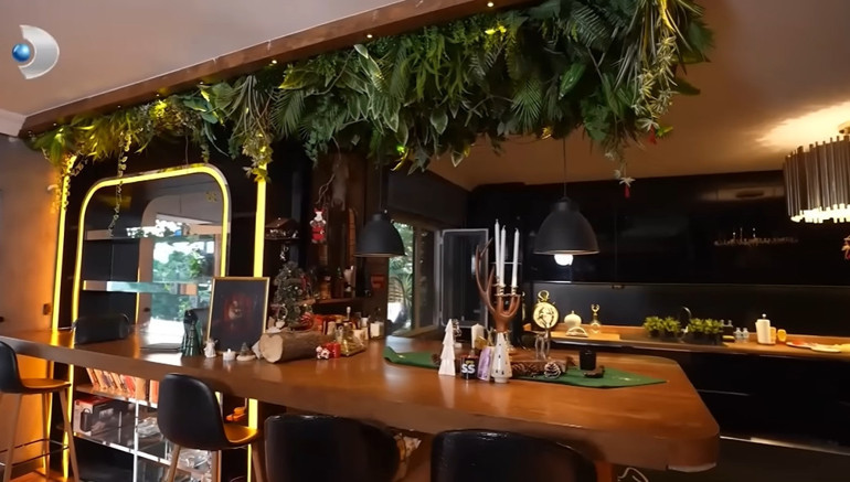 Ünlü türkücü iki ayrı evde yaşıyor Mardinde tarih kokan konak...