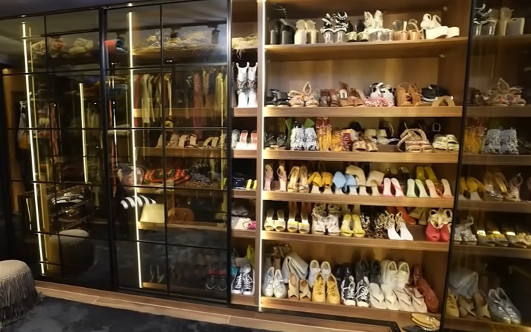 Ünlü türkücü iki ayrı evde yaşıyor Mardinde tarih kokan konak...