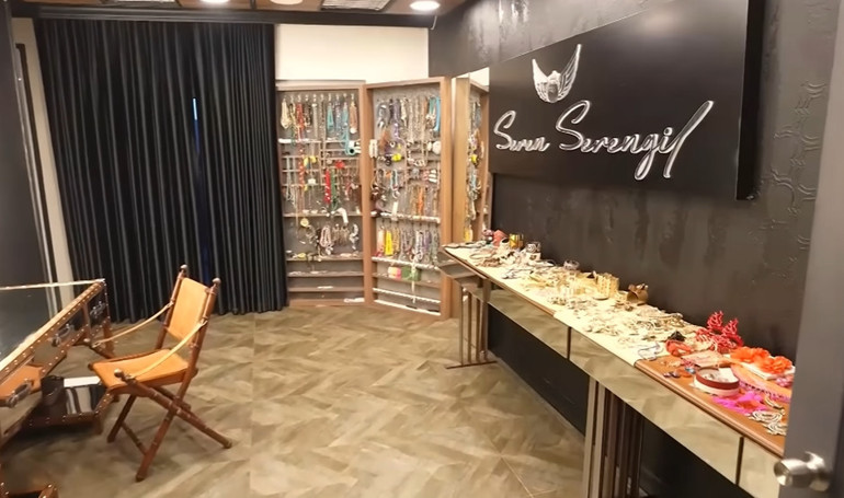 Ünlü türkücü iki ayrı evde yaşıyor Mardinde tarih kokan konak...