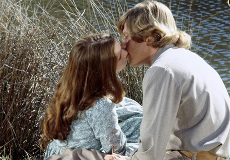 Tam dudaklarımız birbirine değiyordu ki annesini hıçkırık tuttu