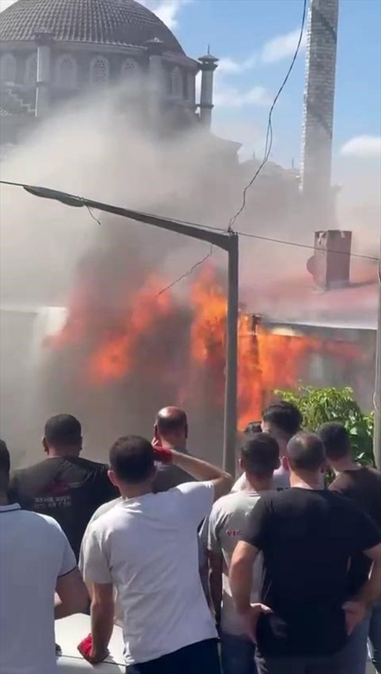 İstanbulda bir iş yerinde yangın: Çok sayıda ekip sevk edildi