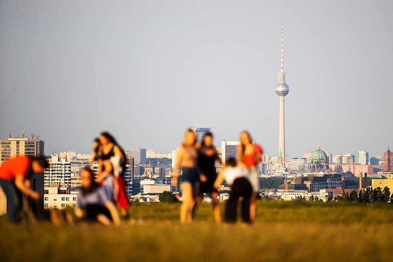 Almanya nüfusu tahmin edilenden az arttı