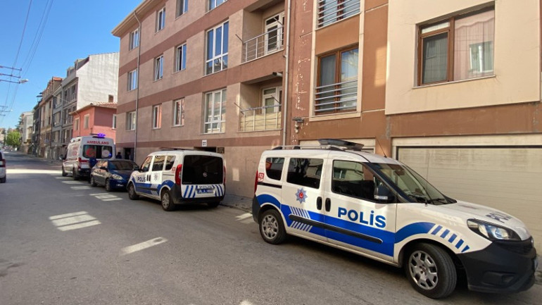 Evine çağırdığı misafirler dehşeti yaşattı: Balkondan kaçmaya çalışırken yaralandı