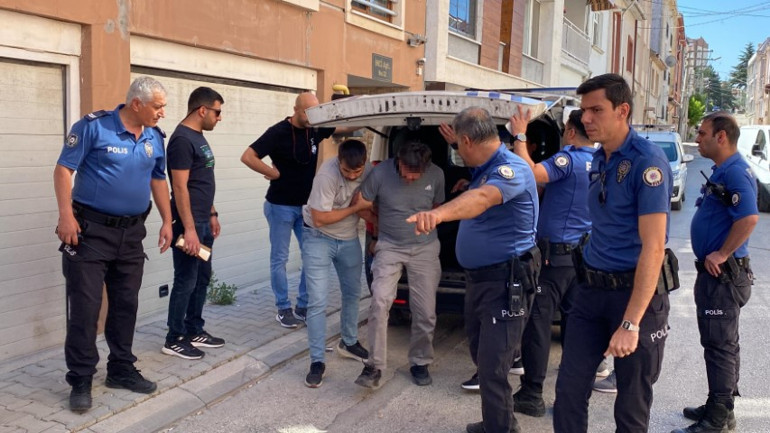 Evine çağırdığı misafirler dehşeti yaşattı: Balkondan kaçmaya çalışırken yaralandı