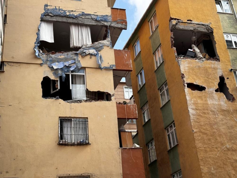 Çöken binanın beton parçalarında görüldü... Elle bile parçalanıyor