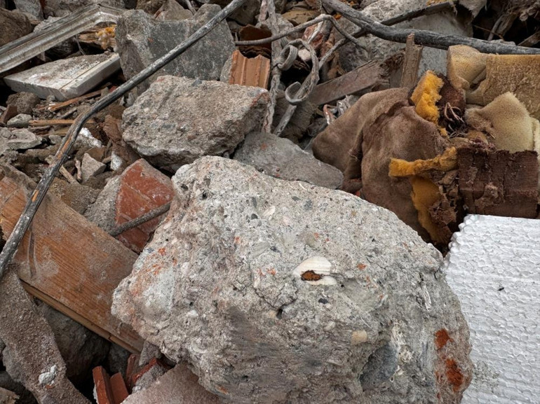 Çöken binanın beton parçalarında görüldü... Elle bile parçalanıyor