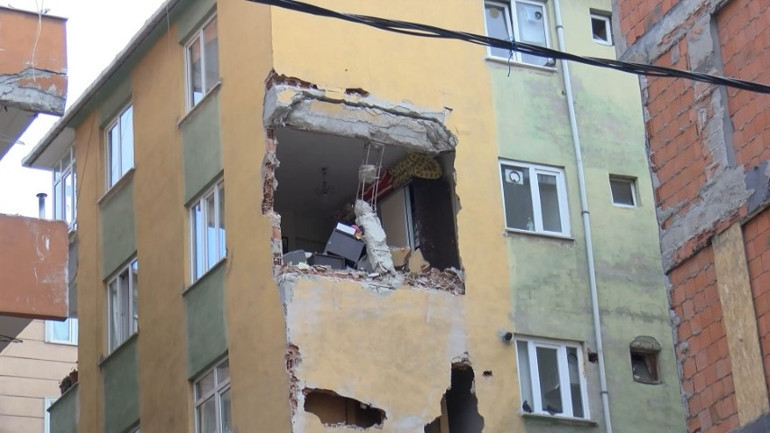 Çöken binanın beton parçalarında görüldü... Elle bile parçalanıyor