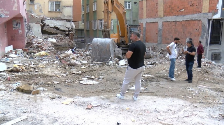 Çöken binanın beton parçalarında görüldü... Elle bile parçalanıyor