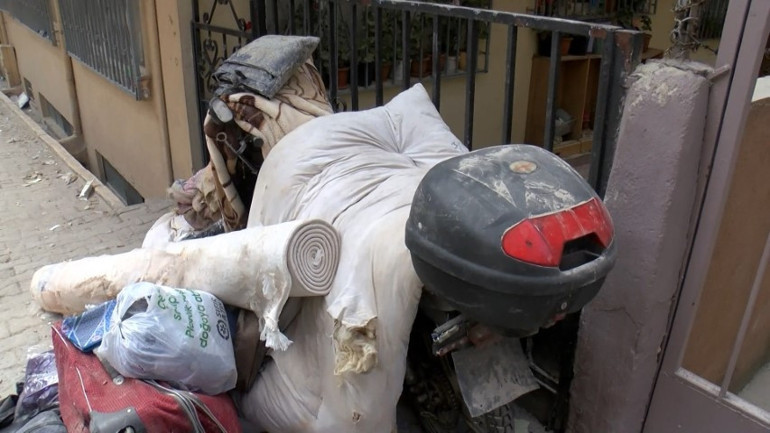 Çöken binanın beton parçalarında görüldü... Elle bile parçalanıyor