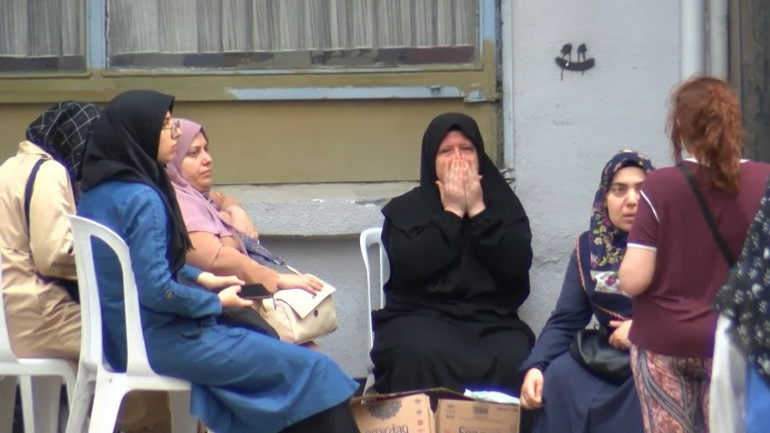 Çöken binanın beton parçalarında görüldü... Elle bile parçalanıyor