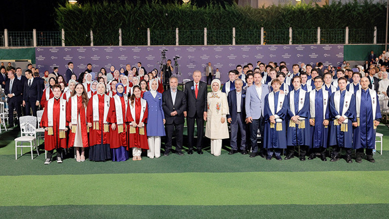 Cumhurbaşkanı Erdoğan torununun mezuniyetine katıldı, diplomasını verdi