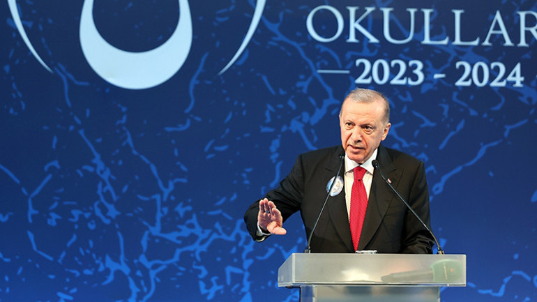 Cumhurbaşkanı Erdoğan torununun mezuniyetine katıldı, diplomasını verdi