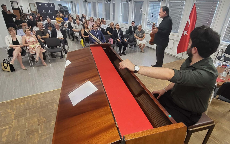 Frankfurt’ta söyleşili müzik akşamı