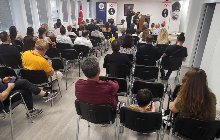 Frankfurt’ta söyleşili müzik akşamı