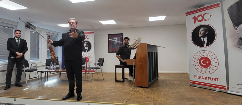 Frankfurt’ta söyleşili müzik akşamı