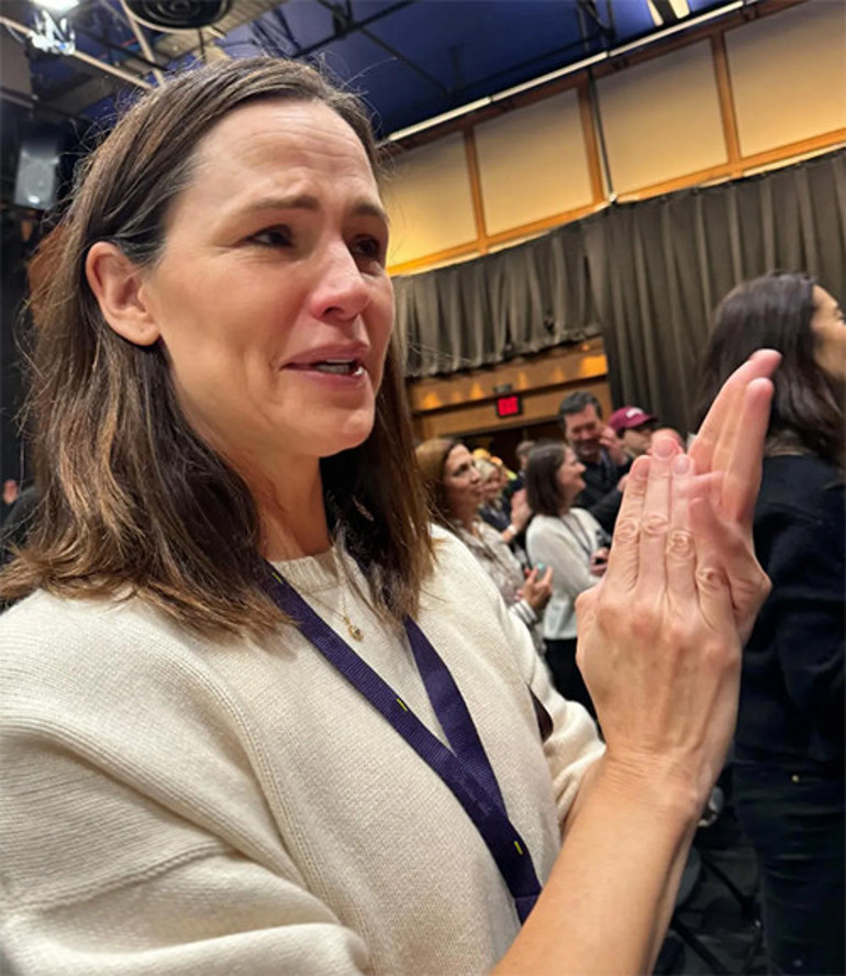 Çocuğunu doğurmamak için ilk kocasını aldatmıştı... İkinci kocasıyla hayalleri gerçekleşti... Çiçek gibi kızı artık lise mezunu