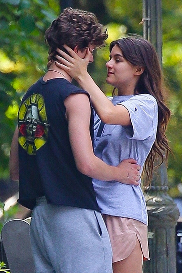 Çocuğunu doğurmamak için ilk kocasını aldatmıştı... İkinci kocasıyla hayalleri gerçekleşti... Çiçek gibi kızı artık lise mezunu