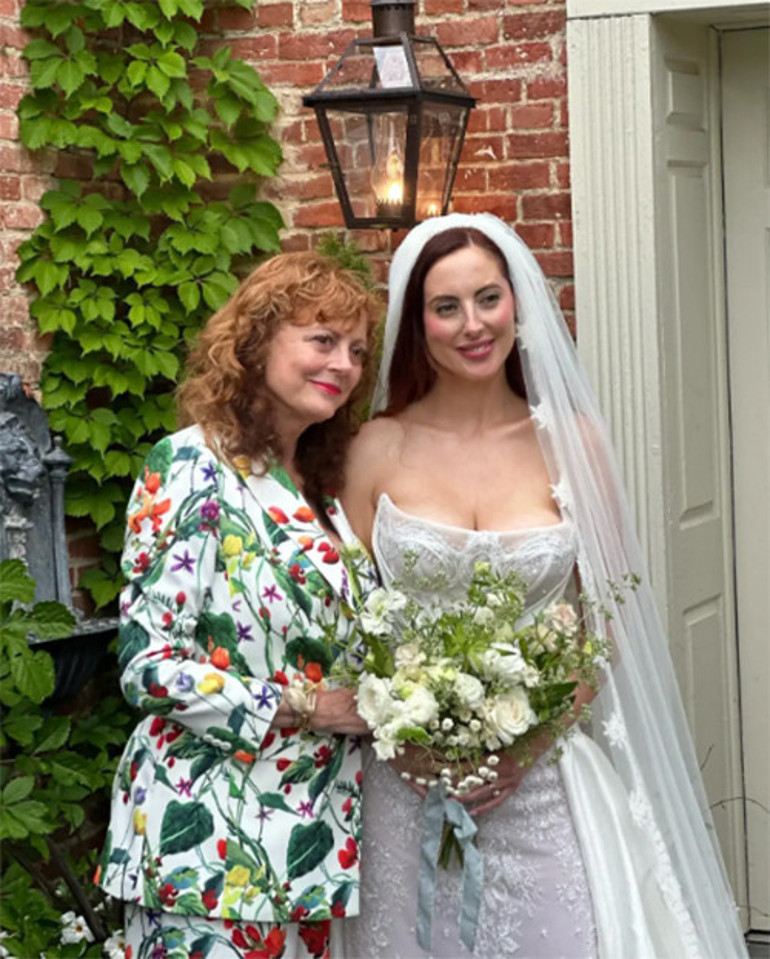 Ünlü oyuncunun kızı evlendi... Düğün mutluluğunu burnundan getirdiler