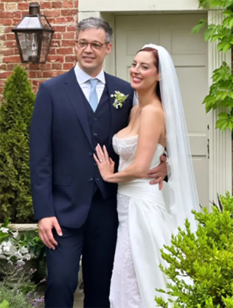 Ünlü oyuncunun kızı evlendi... Düğün mutluluğunu burnundan getirdiler