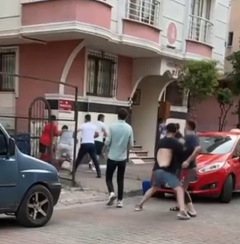 Sitede park yeri kavgası: Tekme ve yumruklar havada uçuştu