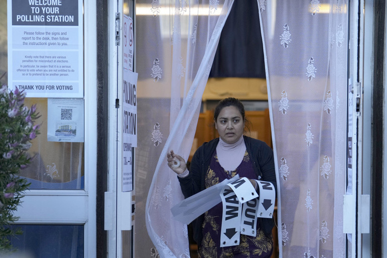 İngilterede seçim heyecanı: Oy verme işlemi başladı... Mirror manşetinden çağrıda bulundu: Bugün tarih yazma şansına sahipsiniz
