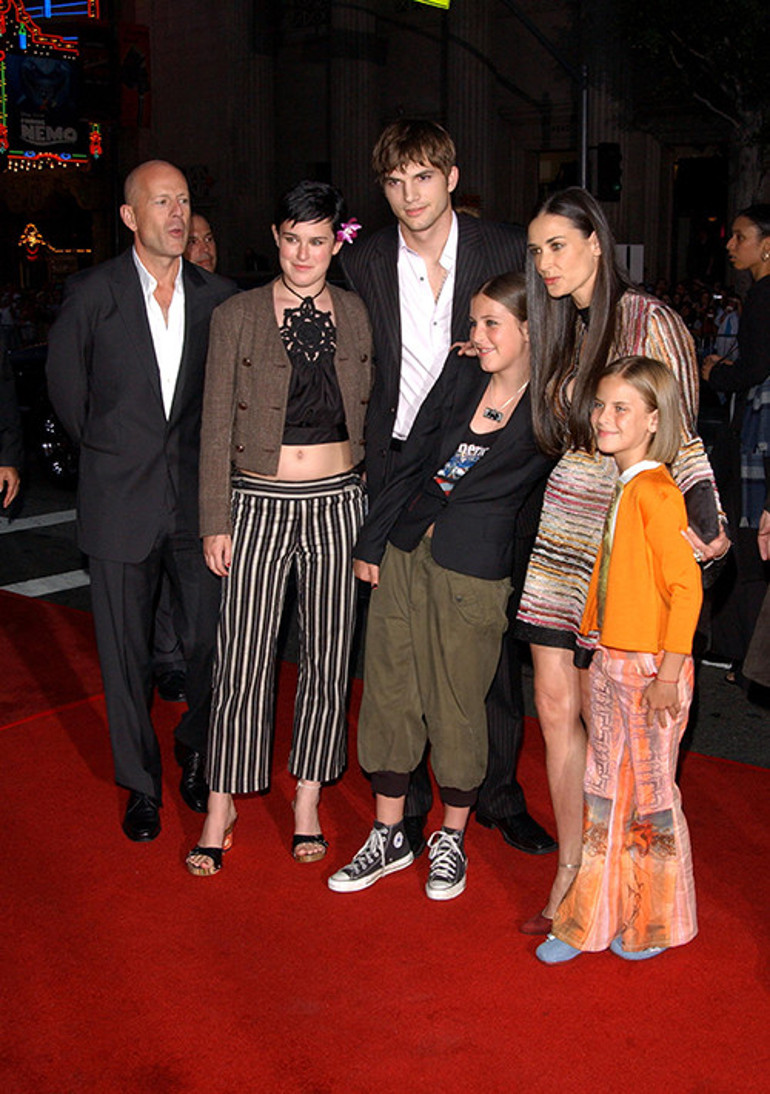 Ben o yakışıklıya uzaktan uzağa aşıktım... Bir baktım annemin sevgilisi... Duyunca kıpkırmızı oldum