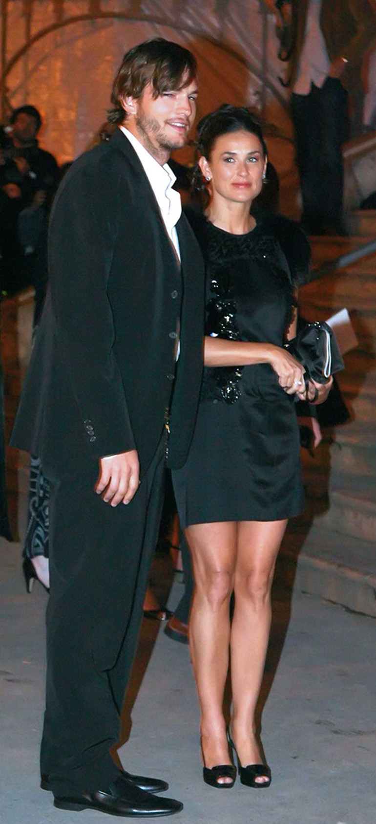 Ben o yakışıklıya uzaktan uzağa aşıktım... Bir baktım annemin sevgilisi... Duyunca kıpkırmızı oldum