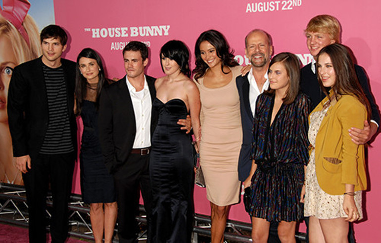 Ben o yakışıklıya uzaktan uzağa aşıktım... Bir baktım annemin sevgilisi... Duyunca kıpkırmızı oldum