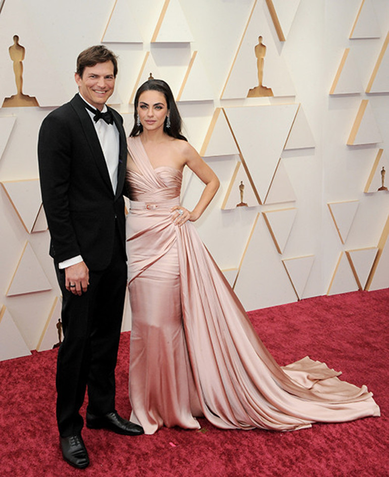 Ben o yakışıklıya uzaktan uzağa aşıktım... Bir baktım annemin sevgilisi... Duyunca kıpkırmızı oldum