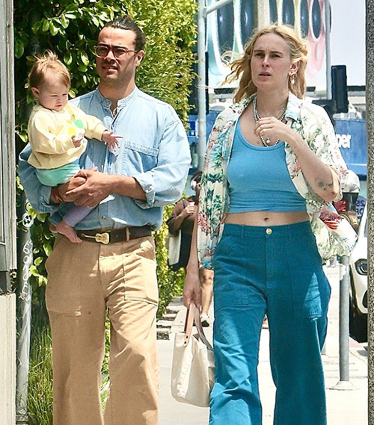 Ben o yakışıklıya uzaktan uzağa aşıktım... Bir baktım annemin sevgilisi... Duyunca kıpkırmızı oldum