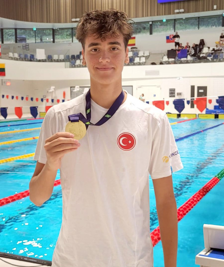 Milli yüzücü Kuzey Tunçelliden tarihi başarı Dünya gençler rekoru ve art arda ikinci kez Avrupa şampiyonluğu...