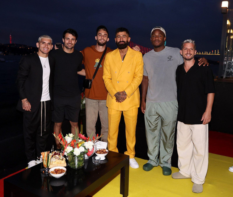 Galatasarayda yeni sezon formalarının lansmanı yapıldı Dursun Özbekten 1 milyon forma hedefi