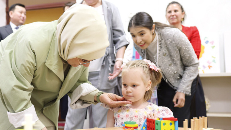 Emine Erdoğan Astana’da yetimleri kucakladı