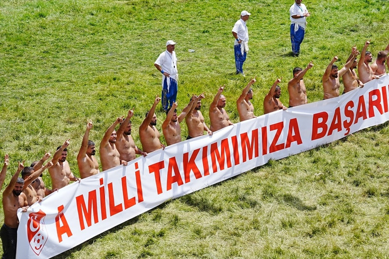 Kırkpınarda başpehlivanlardan A Milli Takımımıza destek Pankart açtılar, bozkurt selamı verdiler...
