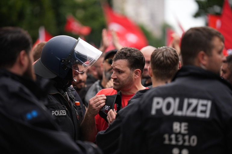 Alman polisi bazı Türk taraftarları gözaltına aldı