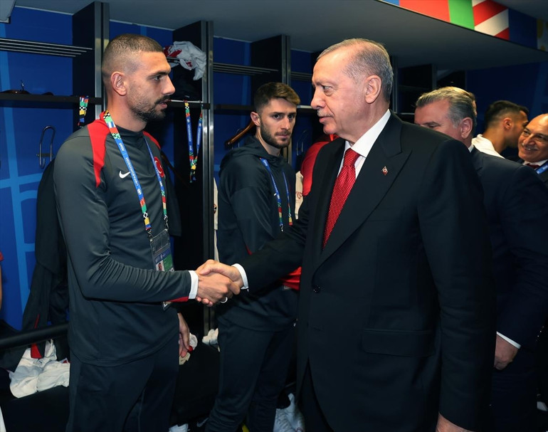 Cumhurbaşkanı Erdoğandan A Milli Takıma destek