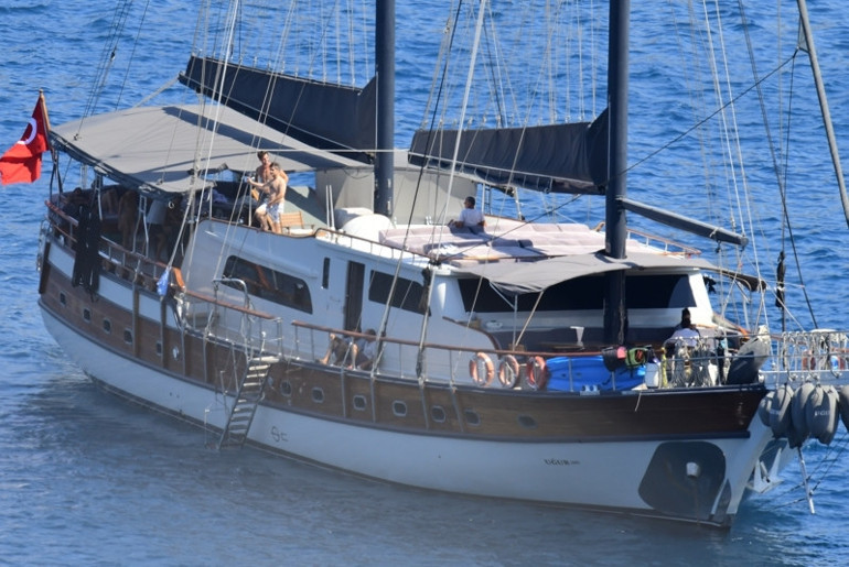 Öpücüklere boğdu Zeynep Bastık ve Serkay Tütüncünün romantik anları...