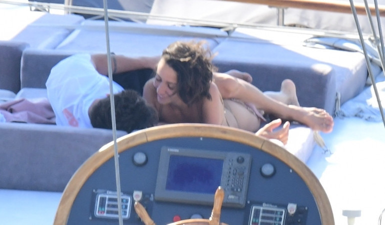 Öpücüklere boğdu Zeynep Bastık ve Serkay Tütüncünün romantik anları...