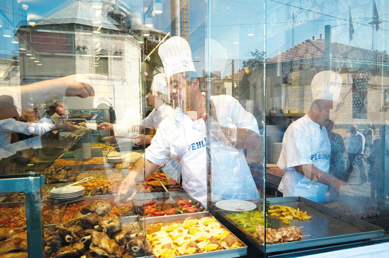 Turistler de pahalı bulunca restoranlar indirime sarıldı