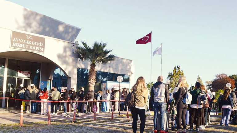 Yunan adaları revaçta... Metrelerce kuyrukta beklemeye değer mi
